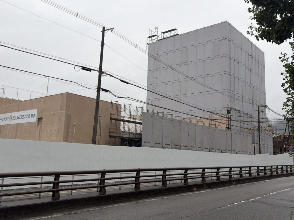 足場とシートで覆われたイオン姫路店の建物全体