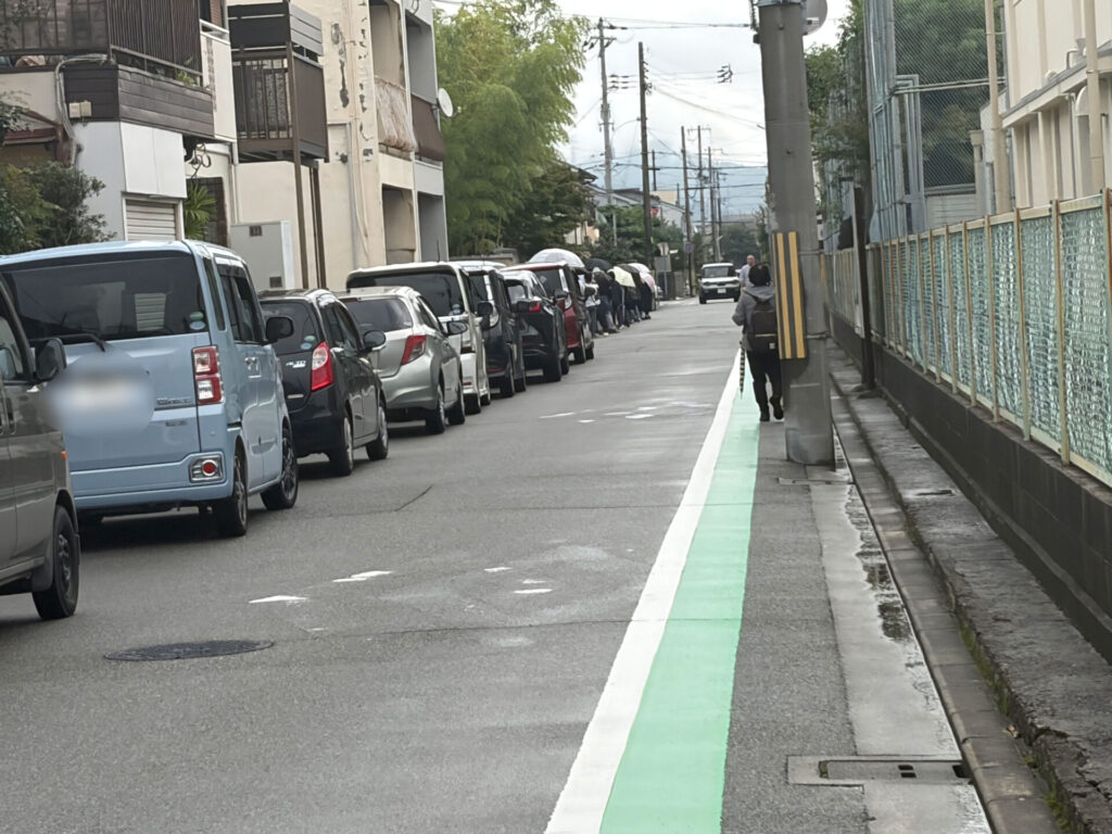 平日の朝も続く播磨屋本店 姫路店の行列