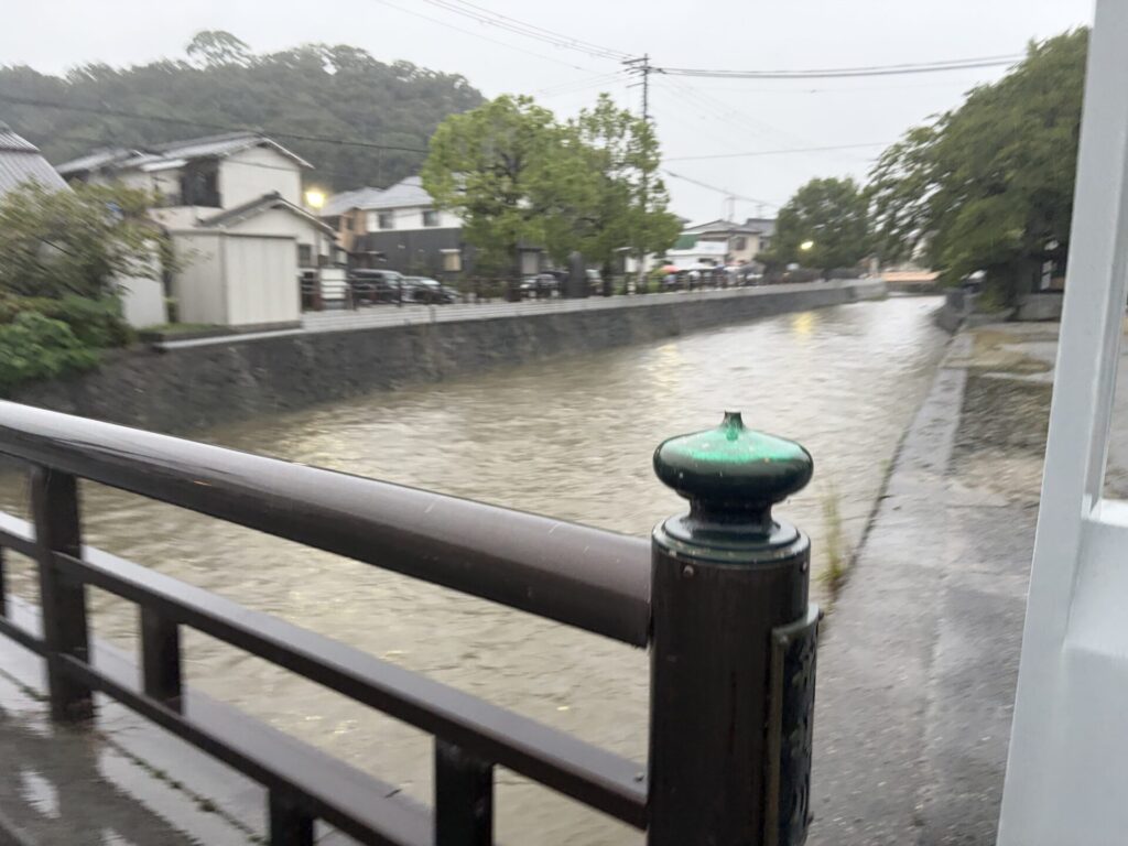 姫路文学館近くの船場川