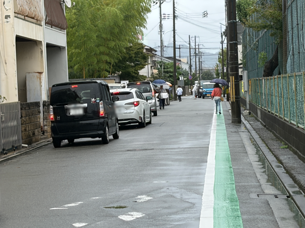 第二駐車場まで届いていない播磨屋本店 姫路店の列