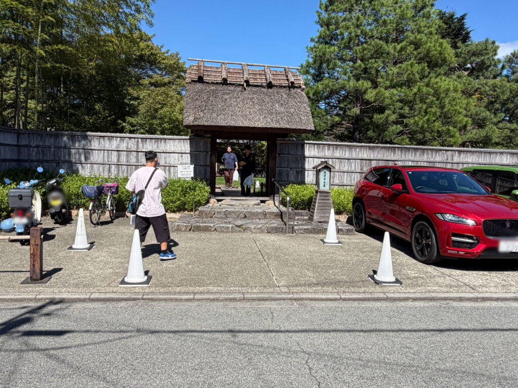 門が開いて営業中の播磨屋本店 姫路店