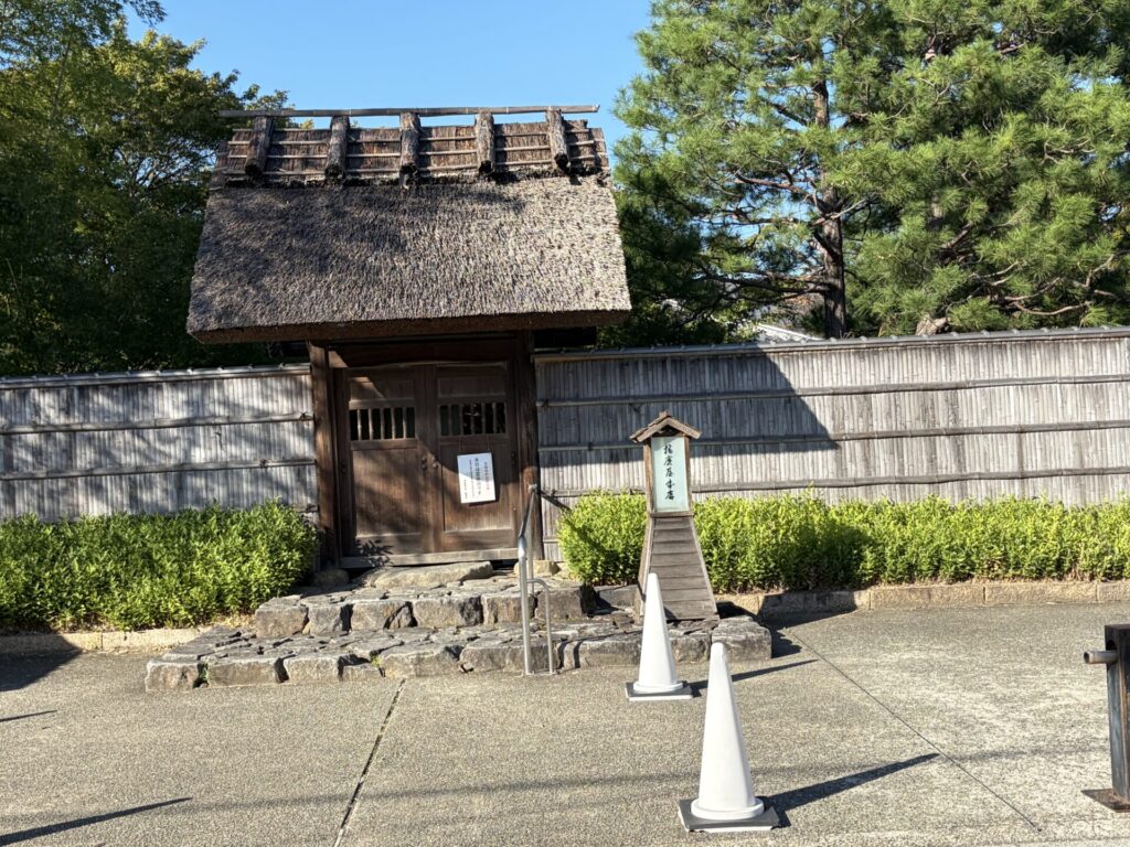 門が閉まった播磨屋本店 姫路店