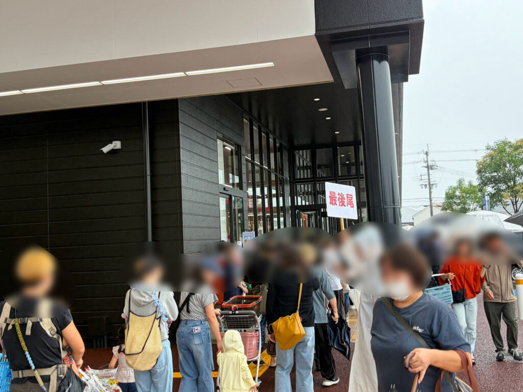 マルアイBIGアクロスプラザ高砂店の入口にできた行列
