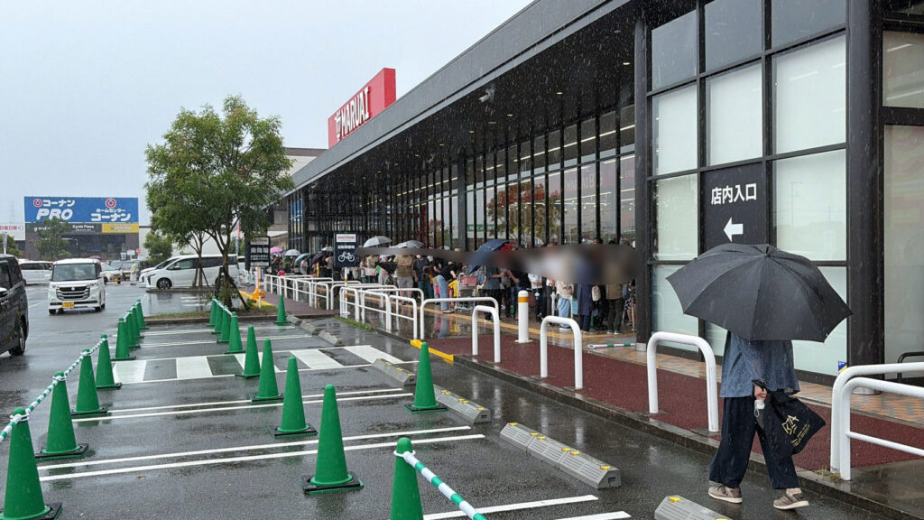 マルアイBIGアクロスプラザ高砂店の駐車場と行列