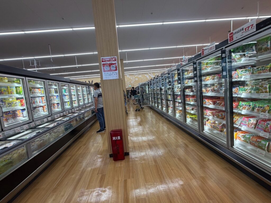 マルアイBIGアクロスプラザ高砂店の冷凍食品と弁当の通路