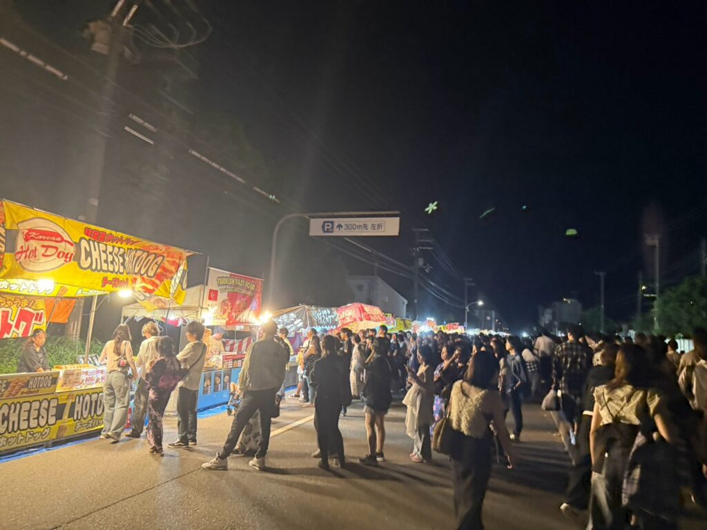 姫路みなと祭の会場へ向かう道に並ぶ屋台