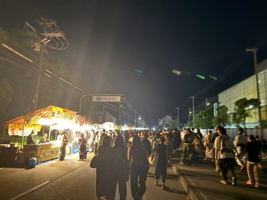 姫路みなと祭の屋台が並ぶ道を歩く人たち