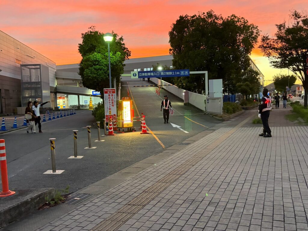 屋上に行くにはチケットが必要という案内