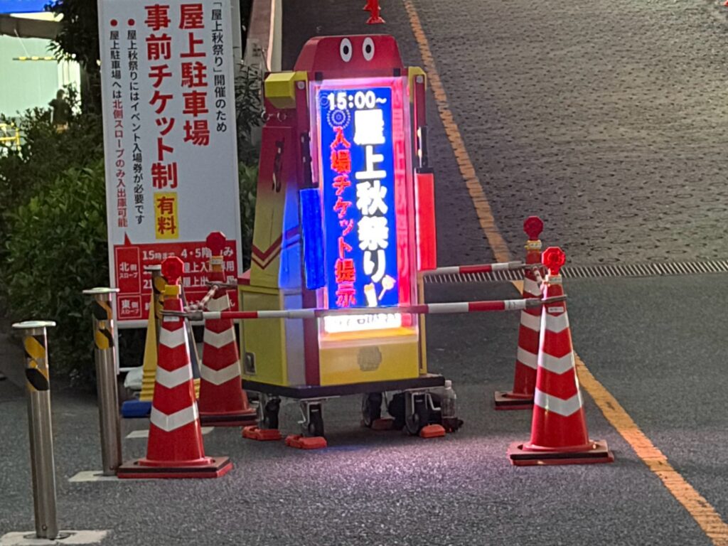 屋上へのチケット確認の様子