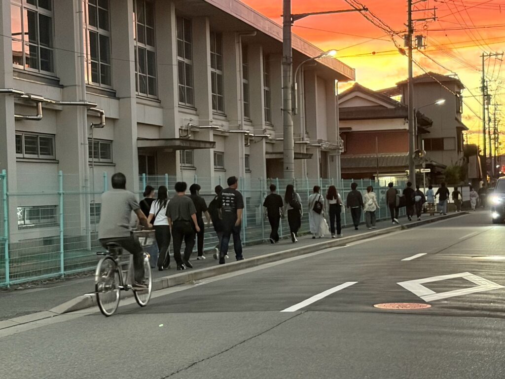 山電飾磨駅から会場へ向かう道