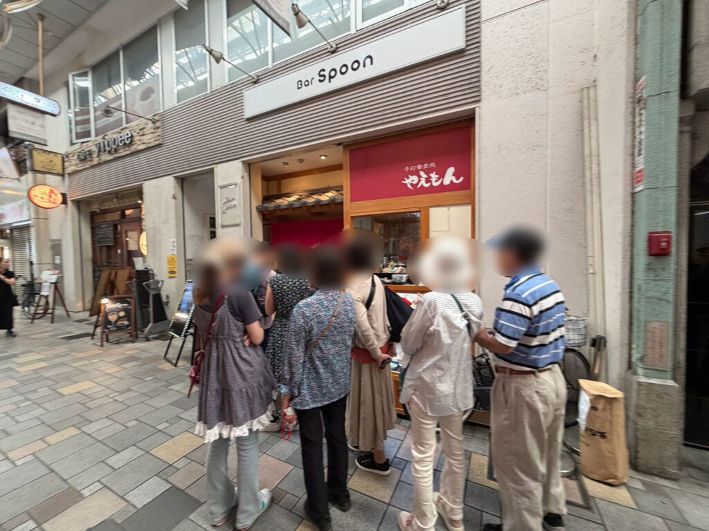 手打蕎麦処 やえもんの店前の順番待ち