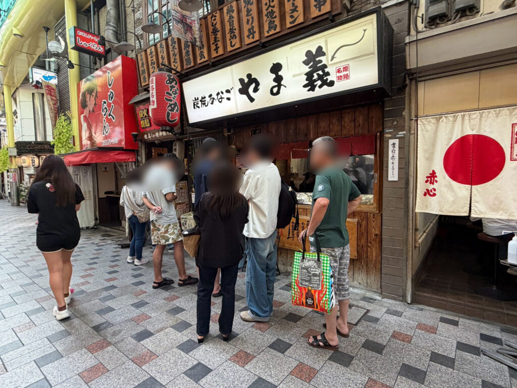 炭焼あなご やま義に並ぶ行列