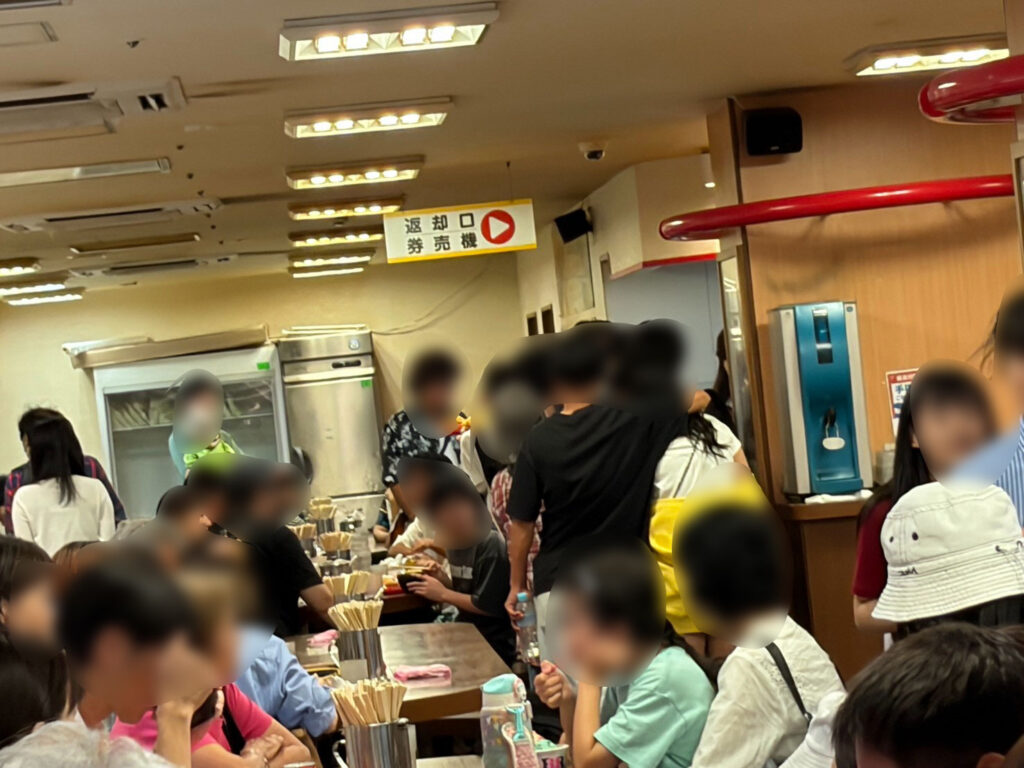 タコピィの満席の客席