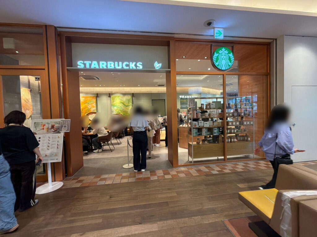 ピオレチカのスターバックス。満席の店内と入口の列