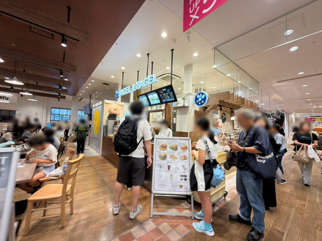 ピオレチカのBAGEL & BAGEL。レジ前のお客さんとイートイン席