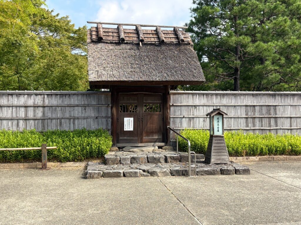播磨屋本店 姫路店の門