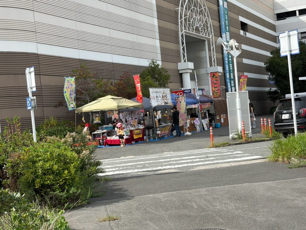 イオンモール姫路リバーシティーの外に並ぶ露店