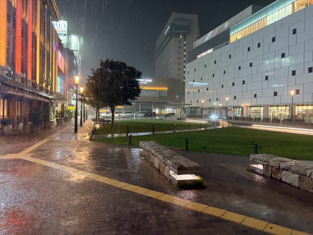 雨が降る夜の姫路駅北にぎわい交流広場とピオレ姫路