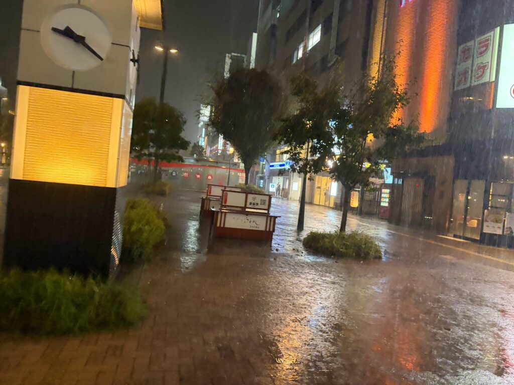 大手前通りの時計台と、雨で濡れた夜の歩道