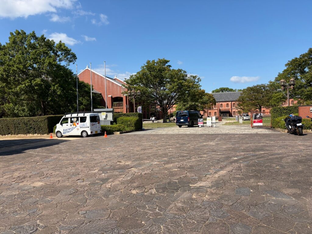 赤レンガの姫路市立美術館と前の広場