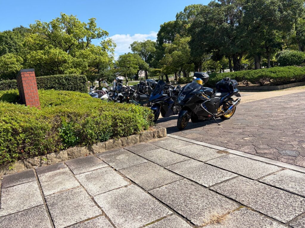 美術館横のバイク置き場に並ぶバイク