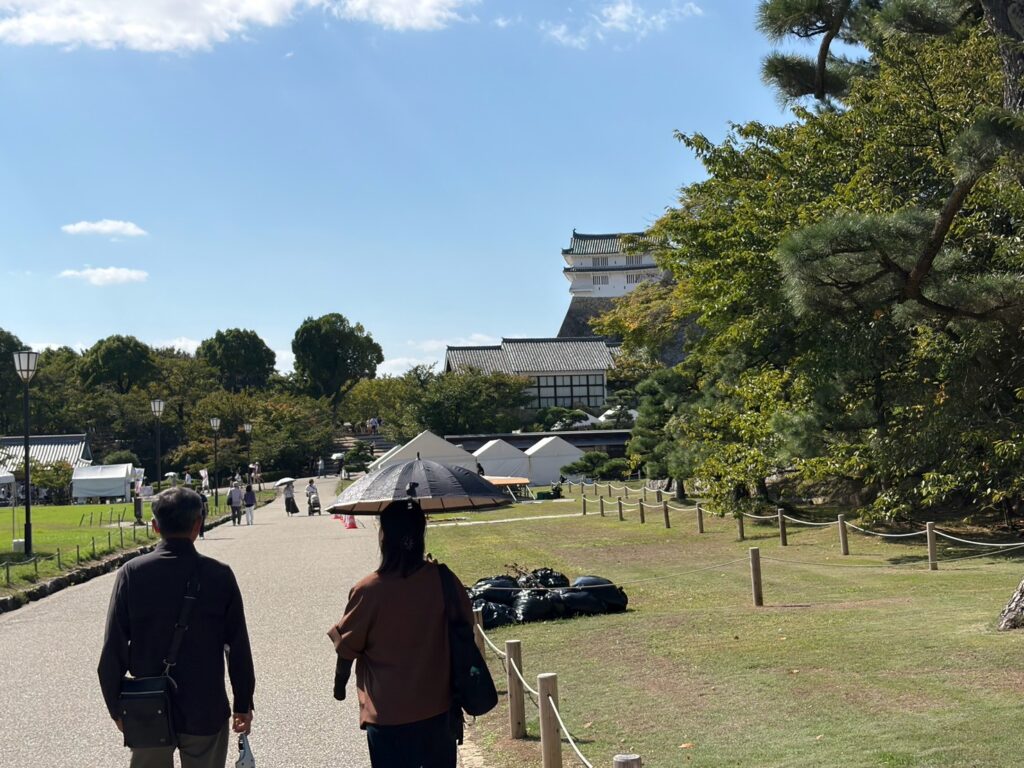 テントが残る城内の道を歩く人