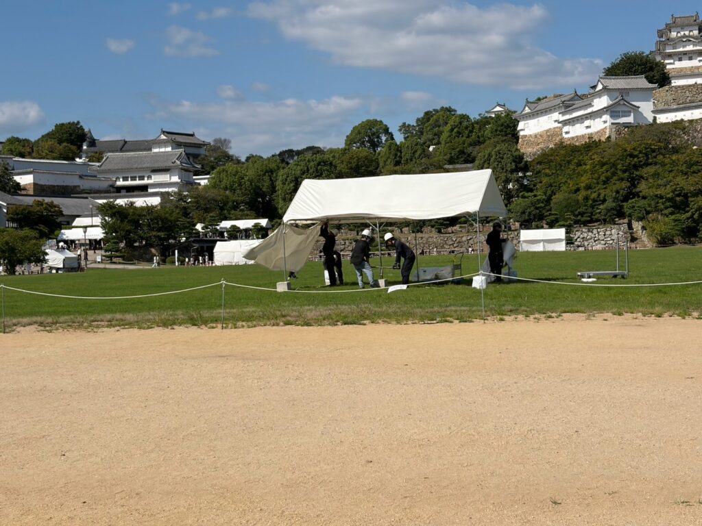 三の丸広場で白いイベントテントを作業する様子