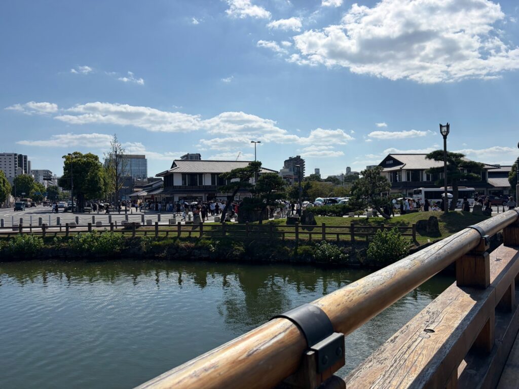 桜門橋から見たお堀とお土産屋さん周辺