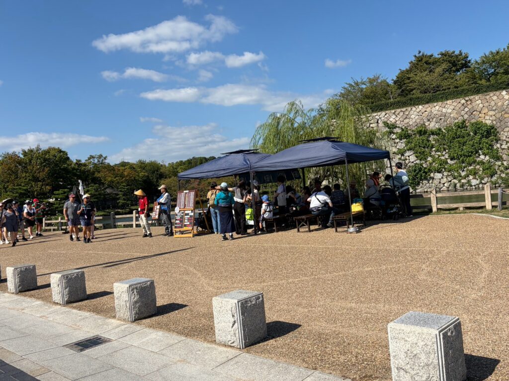 お堀端の和船乗り場とテント