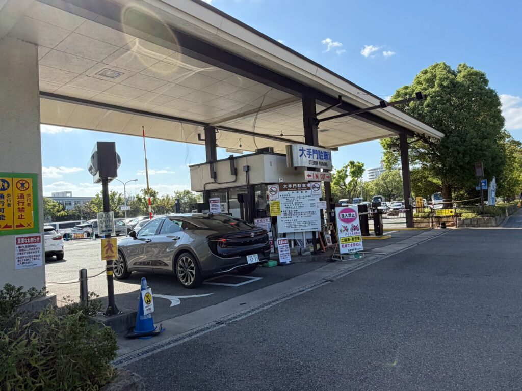 大手門駐車場の料金ゲート前に並ぶ車