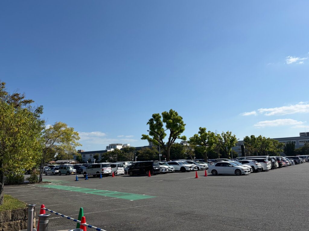 連休中の姫路城周辺の道路と車