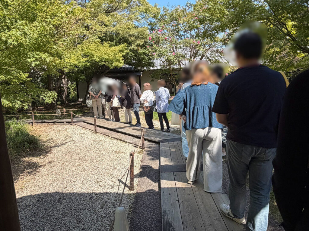 播磨屋本店の庭の木道に沿って並ぶ人たち