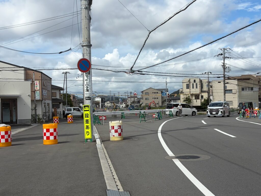 コーンとフェンスで仕切られた工事区間
