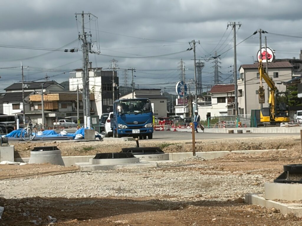 砂利の地面から高く出たマンホール