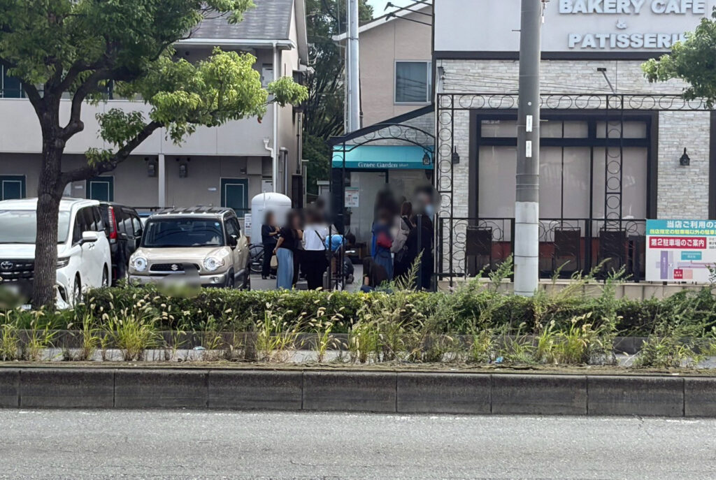 グレイスガーデンプラスの入口前に並ぶ人たち