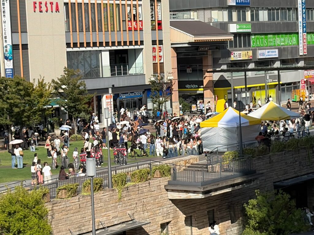 上から見下ろした姫路駅前芝生広場の人だかり