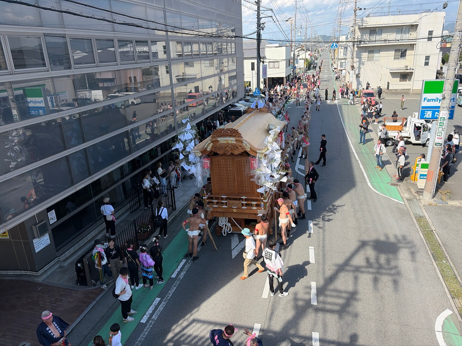 山陽網干駅前を進む木製の曳き物と祭りの行列