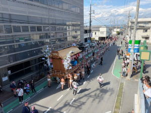 山陽網干駅前の曳き物と通りの奥まで続く行列