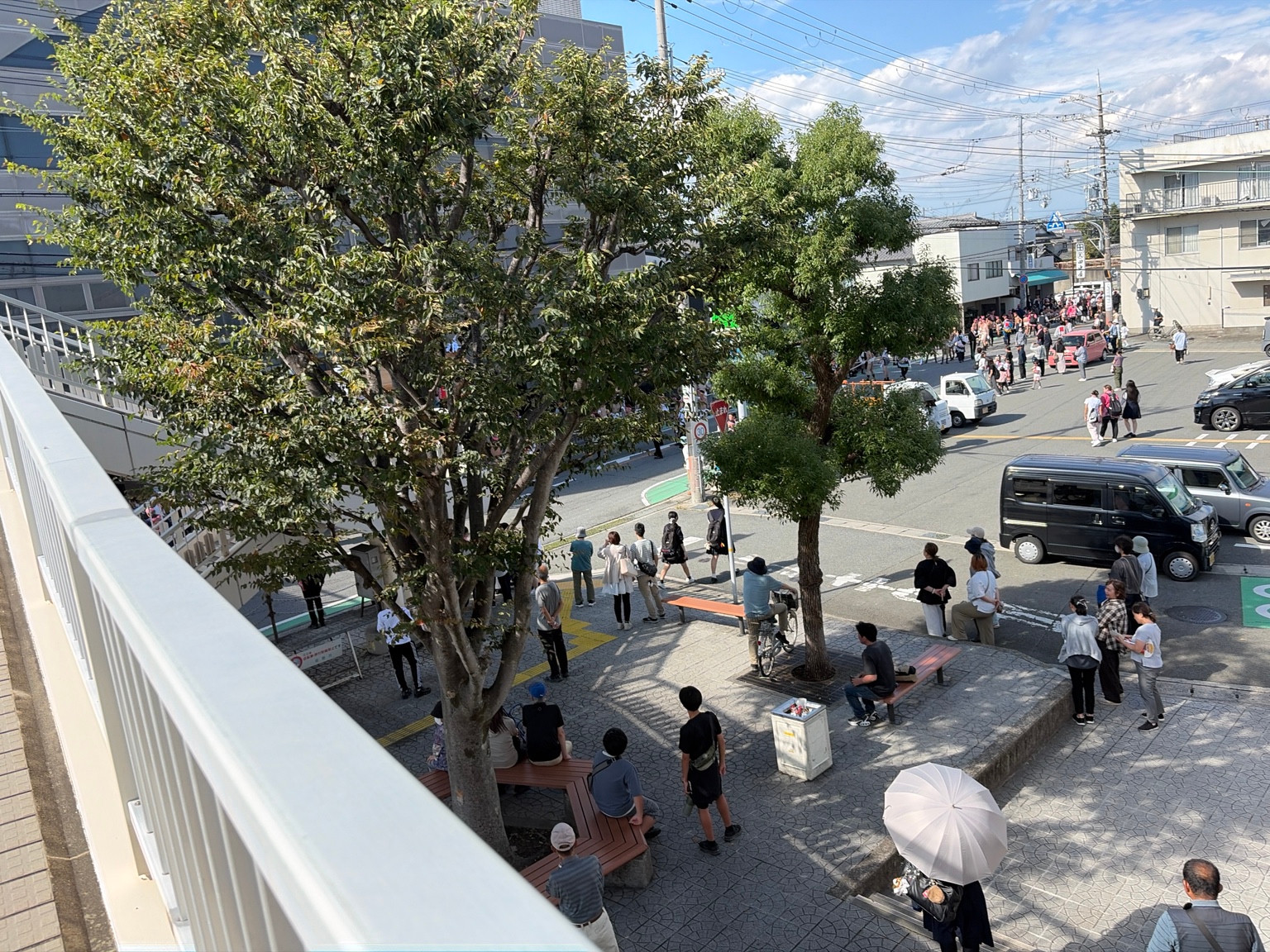 山陽網干駅前の広場から祭りを見守る人たち