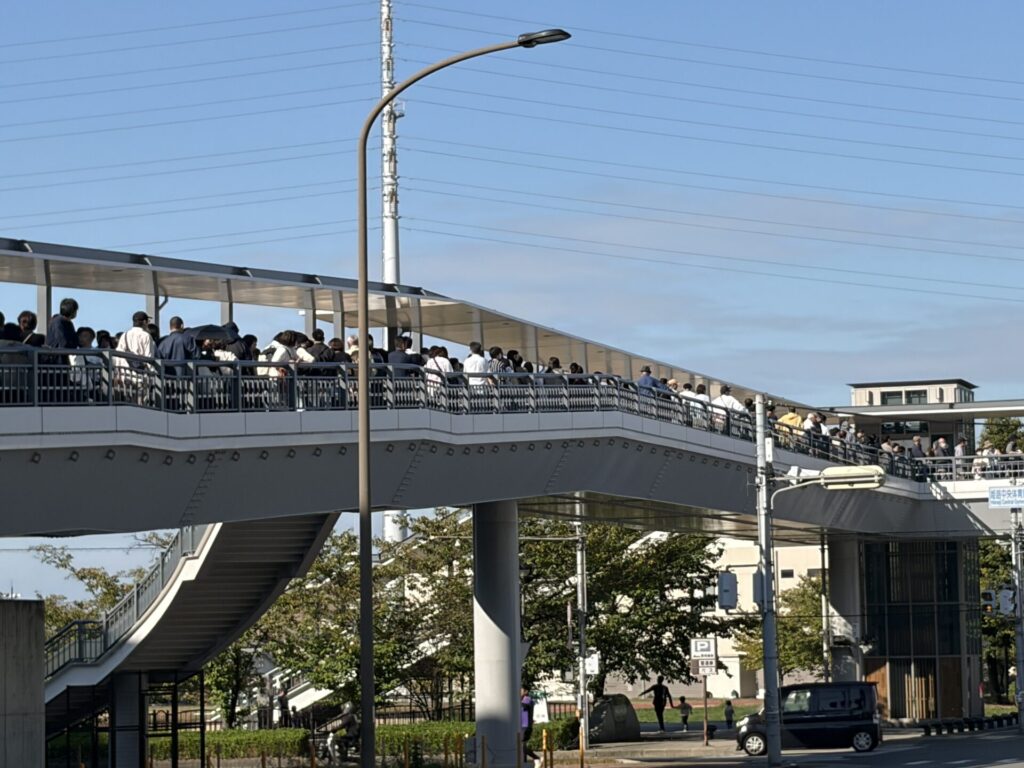 球場付近まで続く大相撲姫路場所の行列
