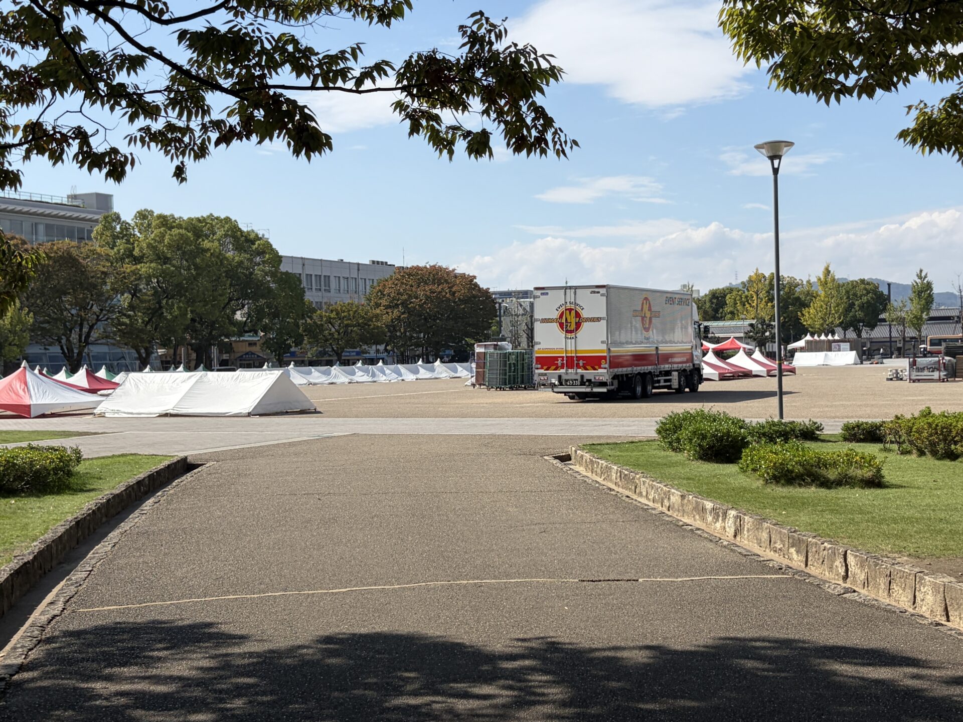 大手前公園に並ぶテントとイベント用トラック