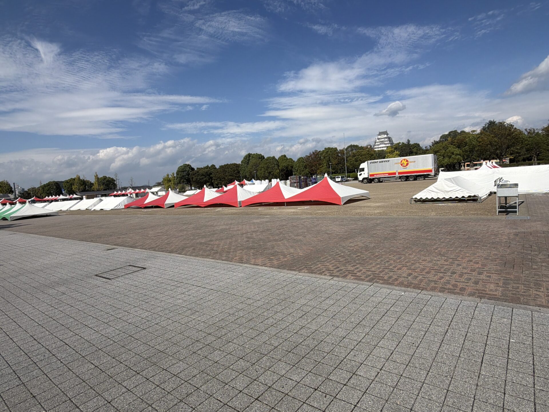 姫路城と大手前公園の赤白テント