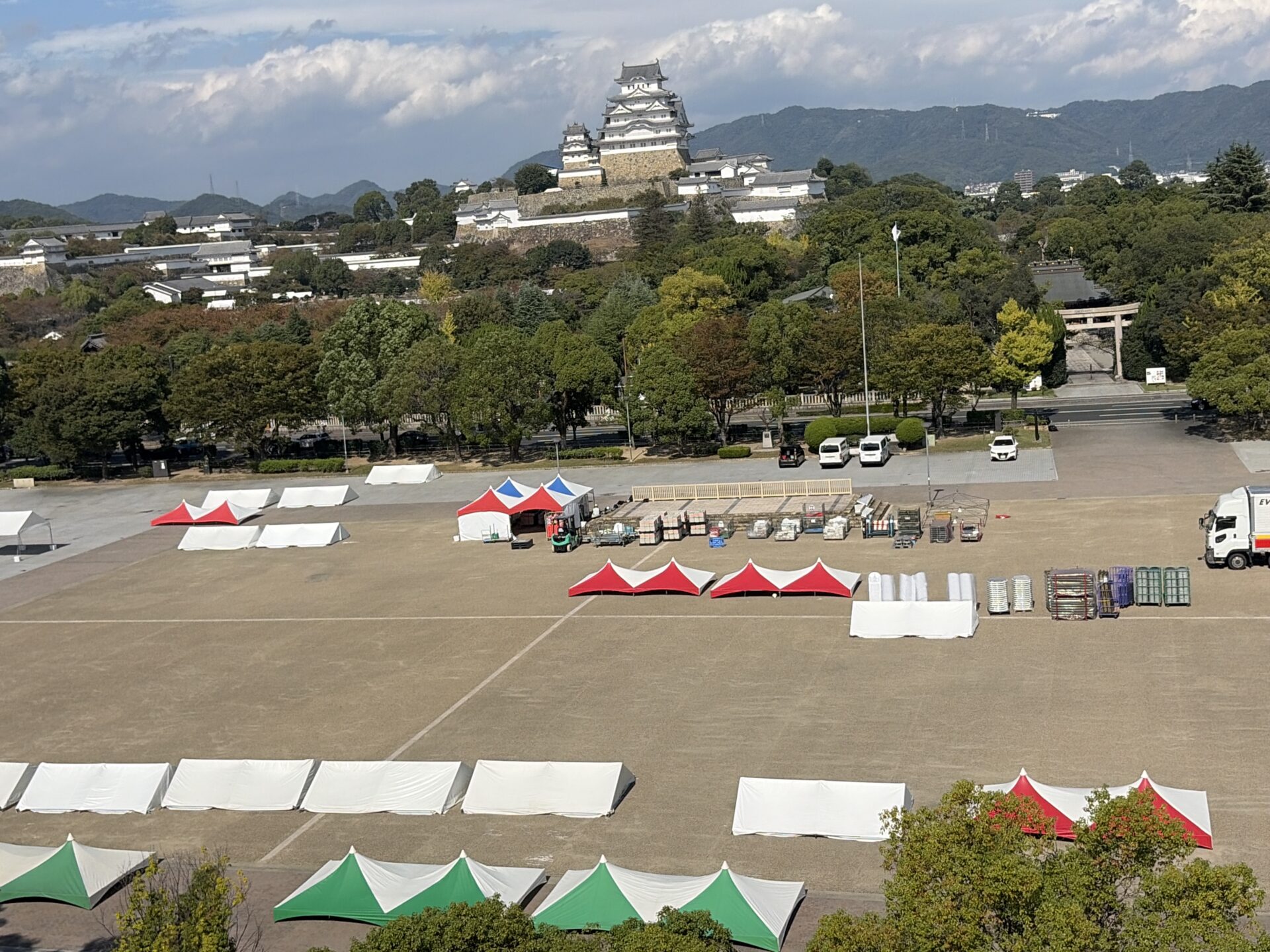 姫路城を望む大手前公園のテント群