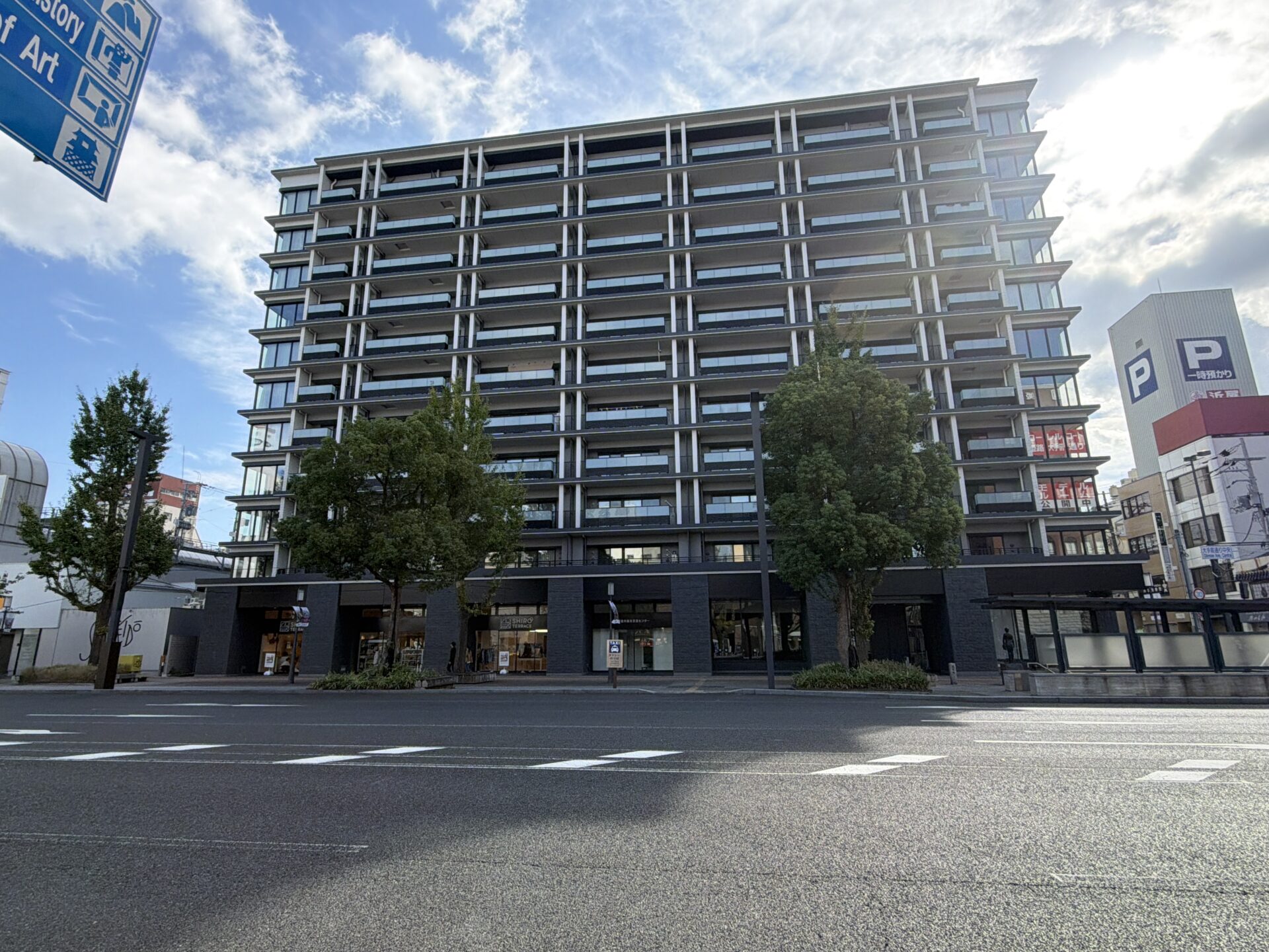 大手前通りから見たSHIRO TERRACEが入る建物