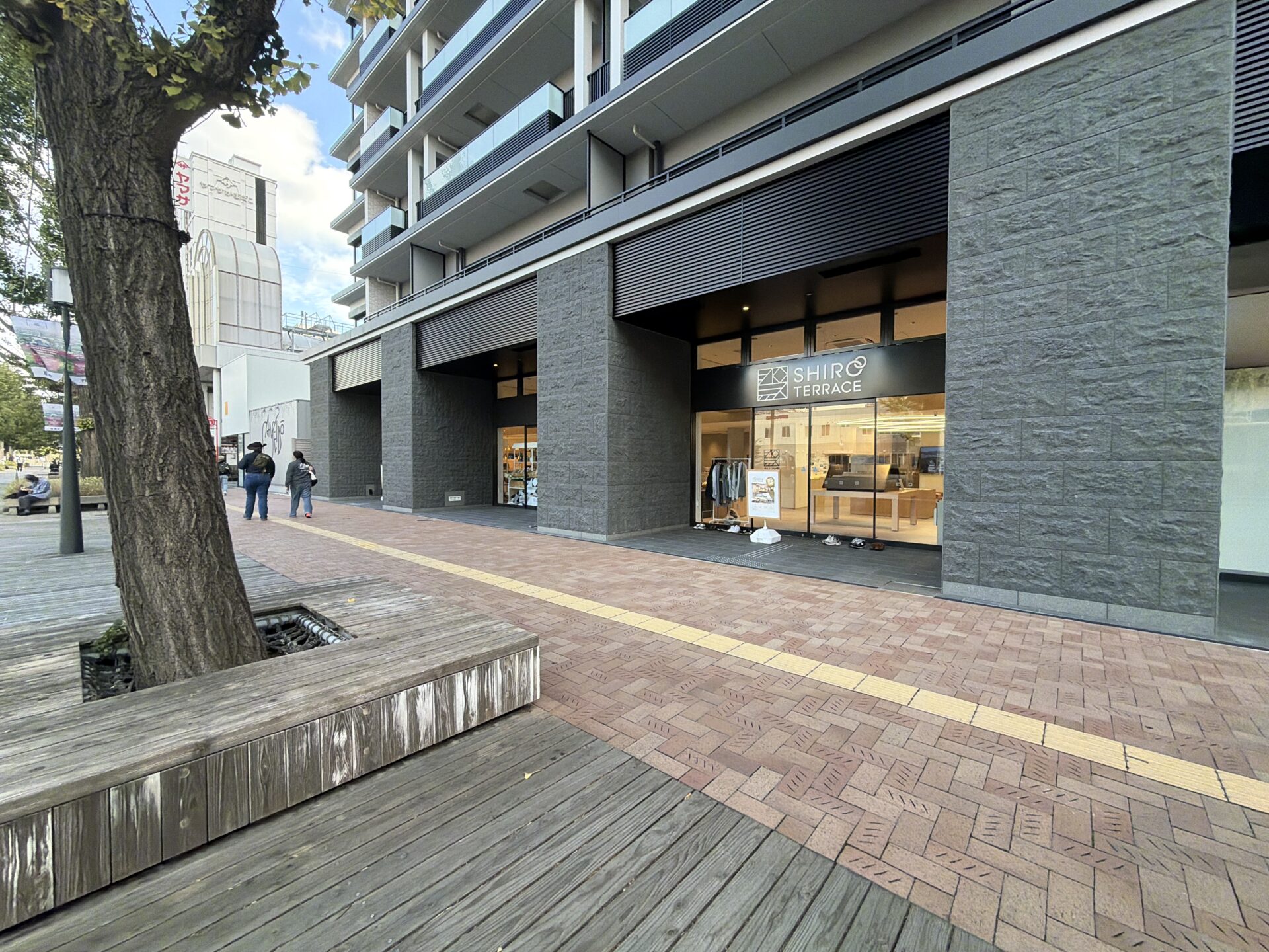 SHIRO TERRACE周辺の大手前通りの街並み
