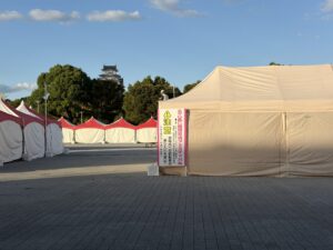 大手前公園のひめじ国際交流フェスティバルの会場準備と姫路城