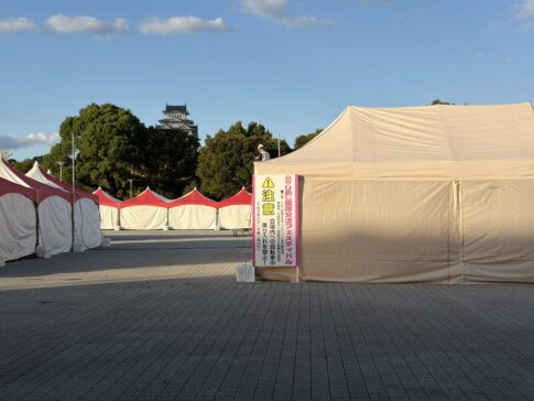 大手前公園のひめじ国際交流フェスティバルの会場準備と姫路城