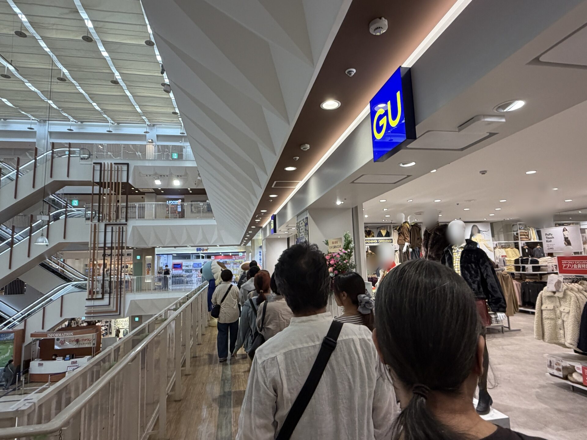 GU店頭前の行列