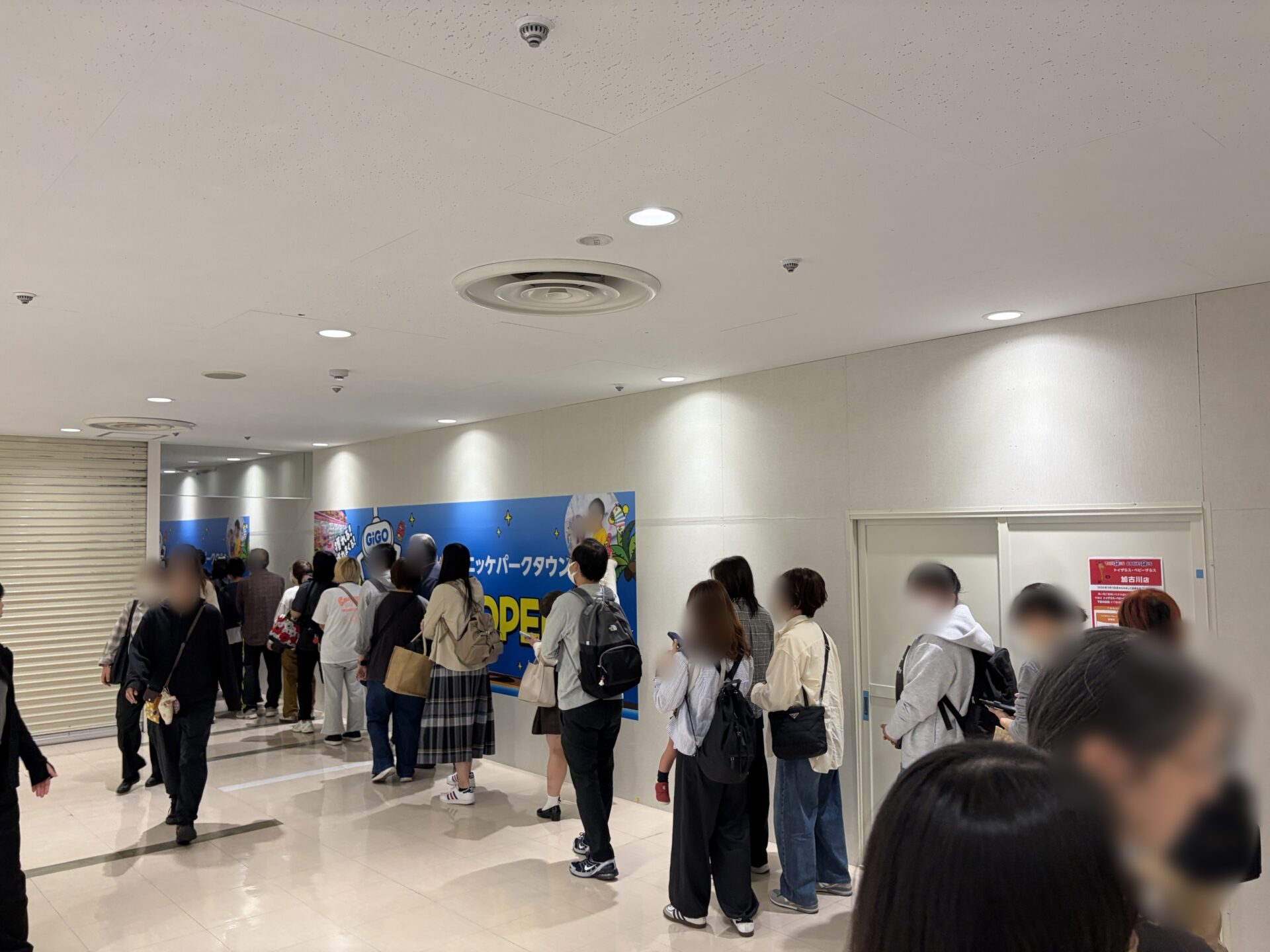 館内の通路に並ぶ人たち