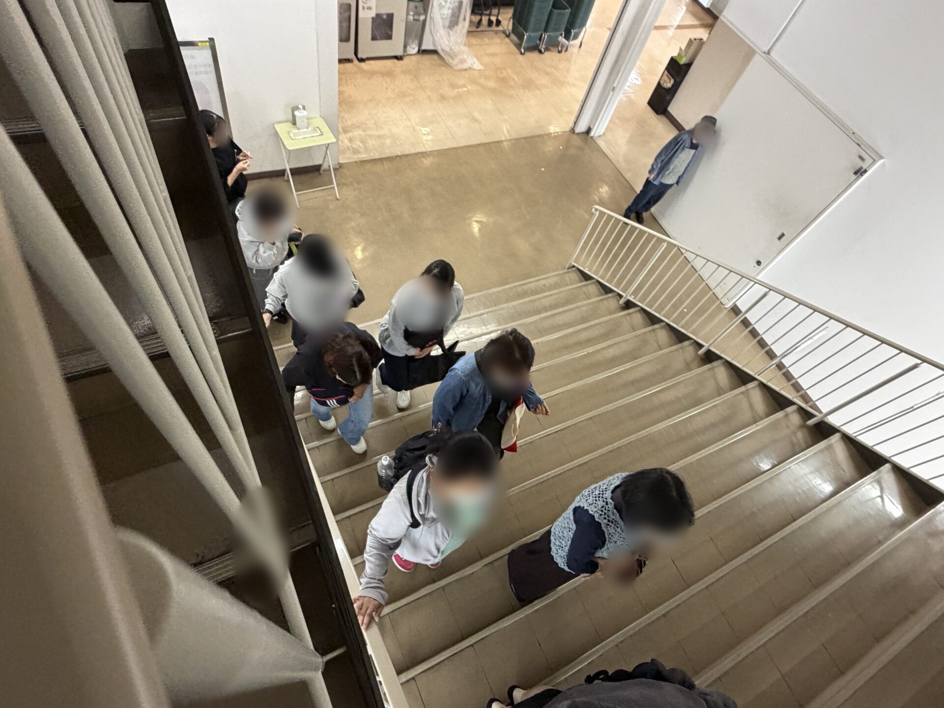 館内の階段で開店を待つ人たち